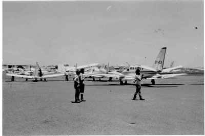 En el Wilson Airport junto a las avionetas que no se nos permitió tomar