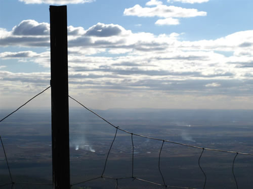 Tras bajar una larga y empinada cuesta hacia el arroyo Valdezarza, nos topamos de frente con una nueva alambrada que nos obliga a girar hacia la izquierda. Siguiendo el camino llegaremos a un cortafuegos que habremos de tomar hacia la derecha y que, tras unos pocos metros nos llevará hasta la vía que tomamos a la ida, cerca de la cadena. Desandamos el último tramo y celebramos, como nos plazca, el fin de la excursión. 