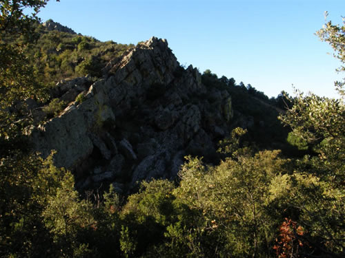 Tras bajar una larga y empinada cuesta hacia el arroyo Valdezarza, nos topamos de frente con una nueva alambrada que nos obliga a girar hacia la izquierda. Siguiendo el camino llegaremos a un cortafuegos que habremos de tomar hacia la derecha y que, tras unos pocos metros nos llevará hasta la vía que tomamos a la ida, cerca de la cadena. Desandamos el último tramo y celebramos, como nos plazca, el fin de la excursión. 