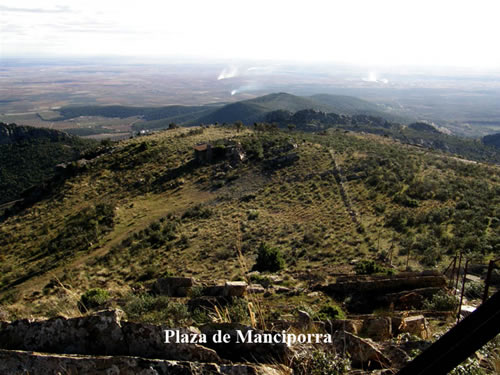 “Plaza Manciporra”. El origen etimológico del topónimo se remonta al tiempo de los romanos (Platea Macipiorum) y significa Plaza de los Esclavos.