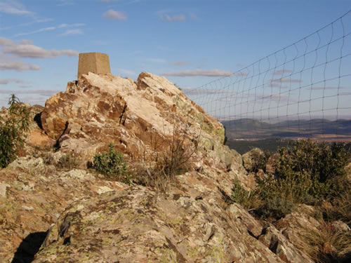 A estas alturas ya habremos observado, con disgusto, que la infame alambrada pasa por la misma cima y que los accesos más cómodos quedan al otro lado.