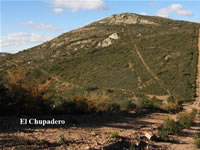 Desde aquí sale una senda bien marcada que se dirige hacia el SO descendiendo hasta un despejado y bucólico prado alto donde podremos ver una especie de alberca o aljibe que en ocasiones (pocas) está lleno de agua.