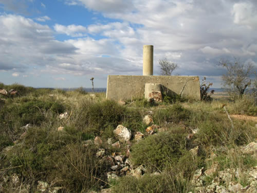 Aquí podemos, entre otras cosas, descansar, leer las inscripciones grabadas en el cemento de la señal geodésica o contemplar la inmensa llanura manchega cuyos límites se pierden en el horizonte meridional.