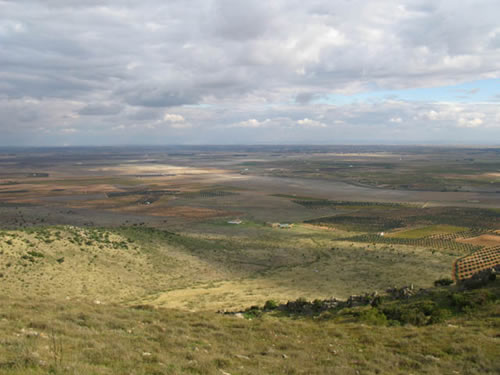 Aquí podemos, entre otras cosas, descansar, o contemplar la inmensa llanura manchega cuyos límites se pierden en el horizonte meridional.