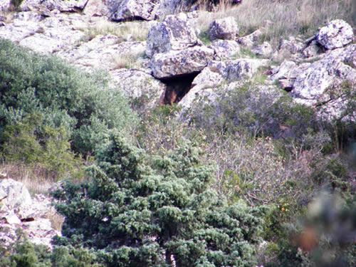 Aquí podemos, entre otras cosas, descansar, leer las inscripciones grabadas en el cemento de la señal geodésica o contemplar la inmensa llanura manchega cuyos límites se pierden en el horizonte meridional.