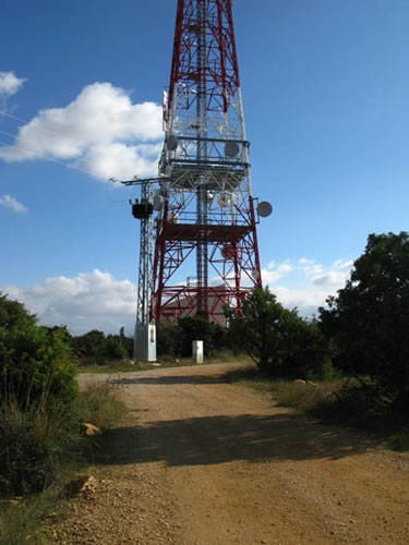 Al avistar la cara sur, más bien sureste, encontraremos una pista parcialmente asfaltada que tomaremos hacia la derecha y que nos conducirá hasta una gran antena de telefonía recientemente instalada. 